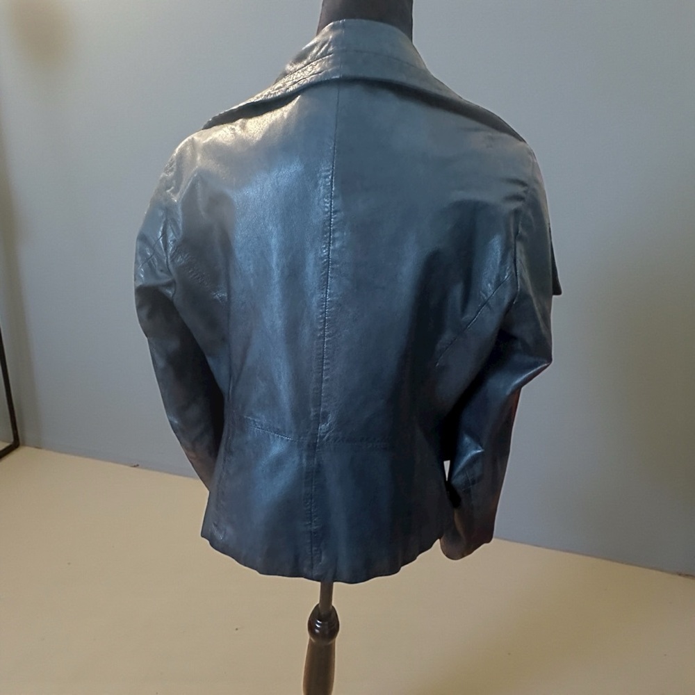 Elegant Black Leather Jacket for Women - Picture 3 of 5